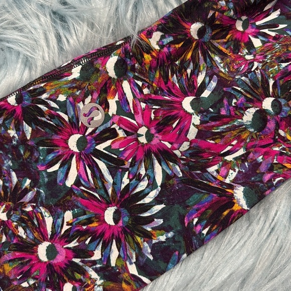 Lululemon Base Pace High-Rise Tight 28" *Brushed
Floral Electric Multi Nulux - Picture 5 of 10